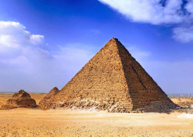 صور منقرع أصغر اهرامات الجيزة في مصر -عالم الصور